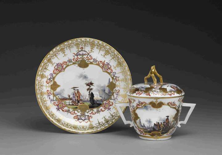 An écuelle with cover and présentoir with polychrome chinoiseries and gold decoration